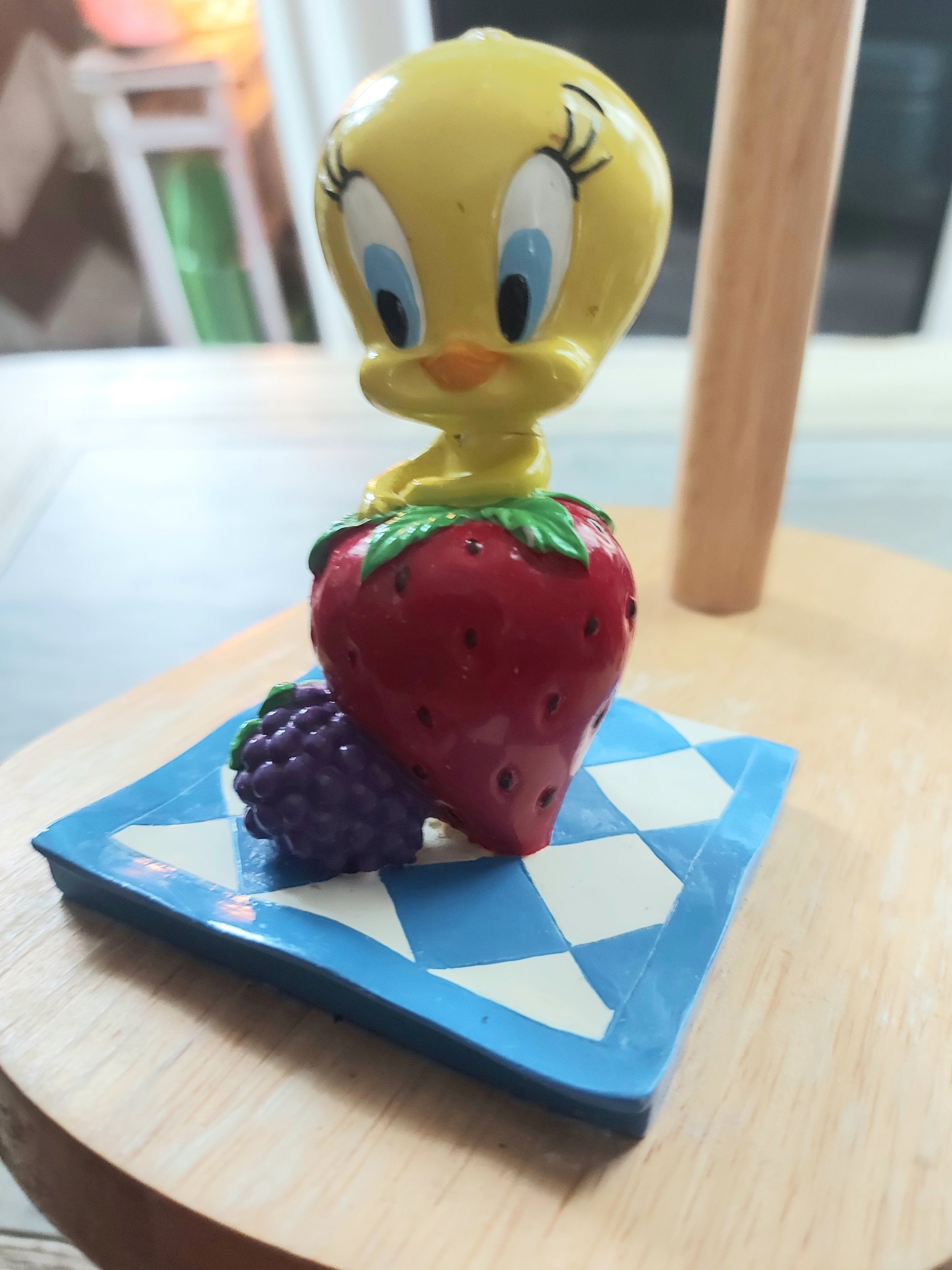 Rare Warner Bros Studio Store TWEETY Bird Figurine Paper Towel