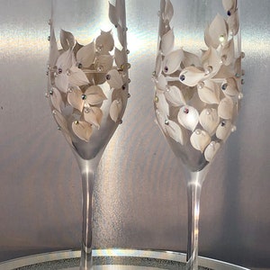 Champagne Glasses Painted with a Vine of White and Champagne Vine of Leaves Wedding Couple Gift, Engagement Gift, Bridal Shower Gift