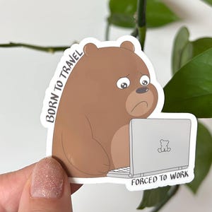 Sticker “Born to Travel, Forced to Work” – Petit ours rêveur au bureau – Autocollant mignon et motivant – Pour aventuriers du quotidien