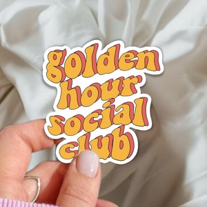 Golden Hour Social Club Sticker - Autocollant Inspirant - Décoration pour Ordinateur Portable, Cahier, et Plus
