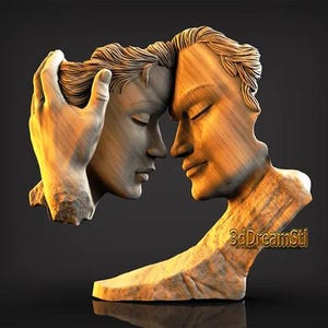Op de afbeelding: Een sculptuur van twee gezichten in profiel, die elkaars neus aanraken. Eén gezicht wordt vastgehouden door een hand. De sculptuur is gemaakt van een lichtgekleurd materiaal, mogelijk hout of steen, met een textuur. Donkere achtergrond.