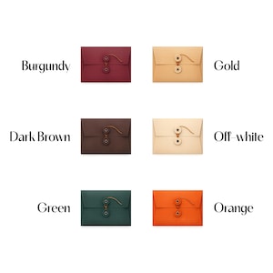 Puede incluir: Colección de seis sobres de documentos de colores. Los colores incluyen burdeos, dorado, marrón oscuro, blanquecino, verde y naranja. Cada sobre tiene un cierre de botón y cuerda. El texto etiqueta los colores: Burdeos, Dorado, Marrón oscuro, Blanquecino, Verde y Naranja.