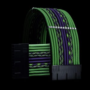 Può includere: Cavi per computer intrecciati verde e viola con connettori neri. I cavi sono avvolti in un tessuto a motivi.