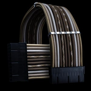 Puede incluir: Un conjunto de cables de ordenador con un patrón de camuflaje en tonos marrones, beige y blancos. Los cables están agrupados y tienen conectores negros.