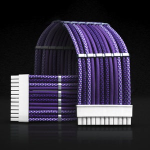 Puede incluir: Cable de ordenador trenzado morado y blanco con conectores blancos. El cable está dispuesto en forma de arco.