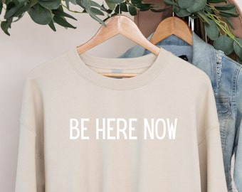 Be Here Now Sweat-shirt, Self Care, Médiation, Yoga, Sweat-shirt motivationnel Crewneck