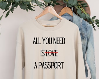 Tout ce dont vous avez besoin est un sweat-shirt Passport, un sweat-shirt de voyage, une tenue d’avion unisexe Heavy Blend Crewneck Sweatshirt