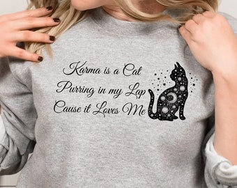 Karma est un chat qui ronronne sur mes genoux parce qu'il m'aime Taylor Swift Midnights Merch, Swiftie Sweatshirt, Swift Song Unisex Crewneck Sweatshirt