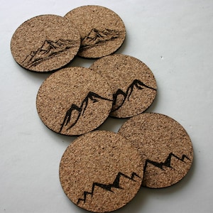 Montagne Cork Coasters Set di 6 sottobicchieri in sughero incisi nel bosco