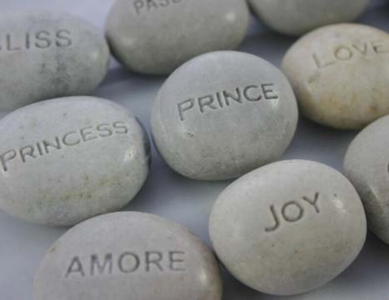 Piedra personalizada grabada con nombre de piedra de preocupación Pocket Rock imagen 1
