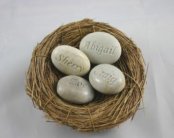 Family Nest Juego de piedra grabado personalizado de 4 piedras blancas de nombre personalizado