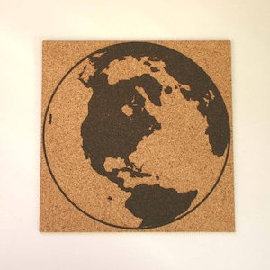 以下が含まれることがあります： コルクボードに地球の茶色の輪郭が印刷されています。コルクボードは薄い茶色で、地球の輪郭は濃い茶色です。