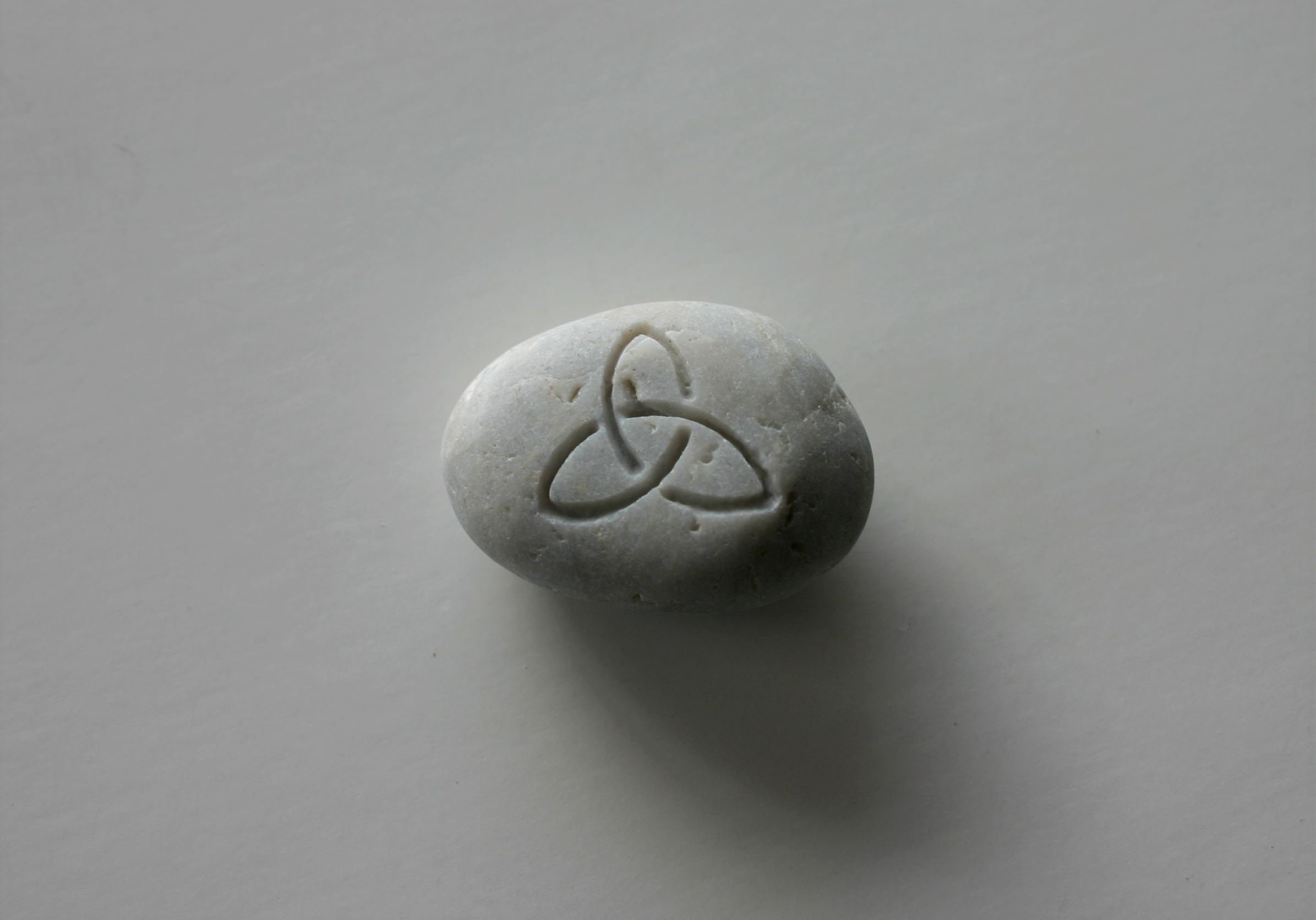 Triquetra Symbol Graviert Weissen Stein Trinity Graviert Etsy