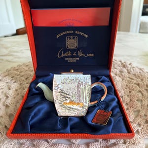 Teiera smaltata dipinta a mano della collezione Charlotte di Vita. Edizione limitata, quantità limitate.