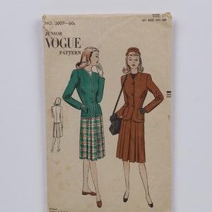 以下が含まれることがあります： ヴィンテージのジュニアヴォーグ裁縫パターン、No. 2007-60c。女性の服装が2つ描かれています。1つは緑色のジャケットに格子柄のスカート、もう1つは茶色のジャケットに茶色のスカートです。
