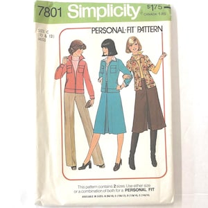 Puede incluir: Un paquete de patrones de costura Simplicity vintage, con ilustraciones de tres atuendos diferentes. El paquete está etiquetado como "7801 Simplicity PERSONAL-FIT PATTERN" e incluye información de tallas. La portada presenta un tema de moda retro.