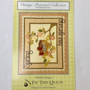 Robin's Cottage von Fig Tree Quilts entworfen von Joanna Figueroa, Vintage Postkarten Sammlung, #FTQ Spring Series 504, 22 "x 28"" fertig."