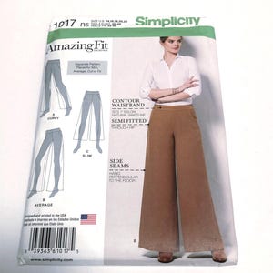 以下が含まれることがあります： Simplicity 1017のパンツ用型紙封筒。コンターウエストバンド、セミフィットのヒップ、ワイドレッグが特徴。表紙にはタンカラーのパンツの写真、カーヴィー、平均的、スリムなフィット感の線画、および米国サイズ14-22の表記が記載されています。