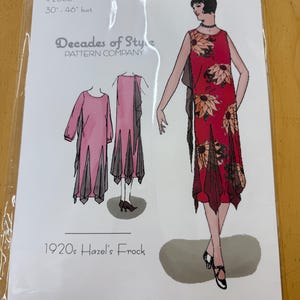 Può includere: Un modello di cucito per un abito Hazel degli anni '20. Il modello include illustrazioni del design dell'abito, con una misura del busto di 76-117 cm. Il design dell'abito presenta una stampa floreale rossa e una silhouette fluida.