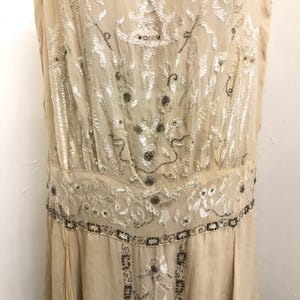 1920年代の希少なVOLUPのベージュシルククレープシフォンビーズと刺繍のイブニングウェディングドレス。ヴィンテージアンティークフラッパーカクテルドレスのまま。