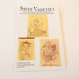 Puede incluir: Una hoja de papel con tres diseños vintage de Papá Noel para bordado en rojo. Los diseños están delineados con hilo rojo y presentan a Papá Noel en diferentes poses. El texto en el papel dice "Santa Vignettes", "Three traceable vintage Santa designs for red work", "Look for three other patterns in this set to make a dozen Santas", "©2004 Kathy Pace", "www.gooseberryhill.com", "stock #265" y "A Merry Christmas".