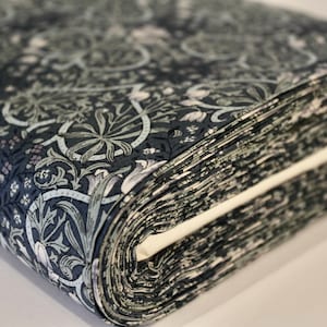 Tela de algodón con estampado floral vintage en azul y gris, estilo William Morris, fabricada en Japón, remanente de 2 yardas (28 cm x 112 cm)