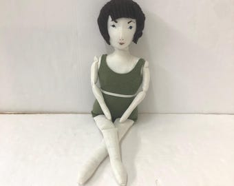 Muñeca de trapo hecha a mano de 50 cm (20 pulgadas) con ropa de baño y extremidades articuladas, vestida con un traje de baño verde.