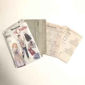 Puede incluir: Patrón de costura Simplicity Crafts número 7889 para delantales. El patrón incluye instrucciones y diagramas para hacer tres estilos diferentes de delantales. El patrón está impreso en papel blanco con texto negro e ilustraciones.