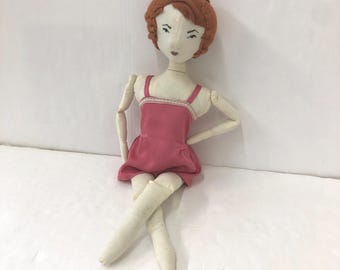 Muñeca de trapo hecha a mano de 50 cm (20 pulgadas) en color rosa, con cuerpo articulado.