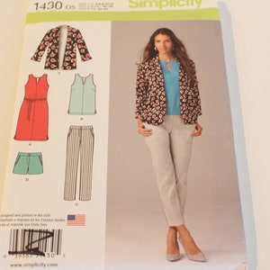Eenvoud 1430 Jas, top, jurk, broek en shorts patroon. Garderobe patroon collectie