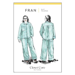 Könnte beinhalten: Illustration eines hellblau-weiß gestreiften Pyjama-Sets. Das Pyjama-Oberteil hat eine Vordertasche und einen Knopfverschluss. Die Hose ist weit geschnitten. Der Text "FRAN" und "No. 37 Pajamas" stehen oben. Der Markenname "Closet Core PATTERNS" steht unten.