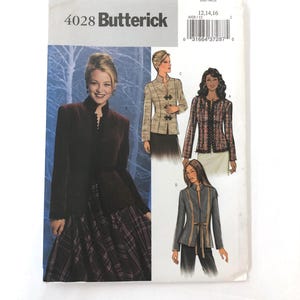 Könnte beinhalten: Ein Butterick-Schnittmuster, Nummer 4028, für Damenjacken, Größen 12, 14 und 16. Das Cover zeigt Jackenentwürfe, darunter ein bordeauxfarbenes Jacken- und Rock-Ensemble. Das Schnittmuster enthält verschiedene Jackenstile zum Nähen.