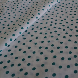 Chute de tissu d&#39;aspect lin imprimé blanc et bleu sarcelle à pois, Drap de coton texturé à pois blancs et bleus, Tissu à pois turquoise