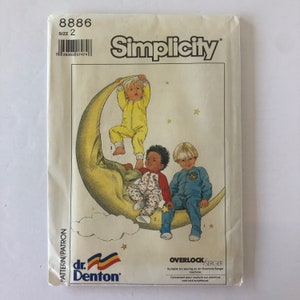 Könnte beinhalten: Simplicity Schnittmuster Nummer 8886, Größe 2, für Pyjamas. Der Schnittmusterumschlag zeigt eine Illustration von drei Kindern in Pyjamas, die auf einem Halbmond sitzen. Das Schnittmuster ist für die Verwendung mit einer Overlock- oder einer Overlock-Nähmaschine geeignet. Das Schnittmuster ist ein Produkt von Dr. Denton.