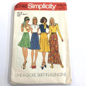 Puede incluir: Un sobre de patrón de costura Simplicity 6746 para una falda de 4 paneles en 4 largos, talla 12, cintura 67,3 cm. La ilustración muestra cuatro variaciones de faldas combinadas con diferentes tops, incluyendo una falda de cuadros verdes, lunares azules, amarilla lisa y una estampada floral.