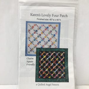 Puede incluir: Un patrón de patchwork titulado "Karen's Lovely Four Patch" en una bolsa de plástico transparente. El patrón tiene un tamaño final de 101,6 cm x 101,6 cm. El diseño presenta un edredón de patchwork colorido. El paquete está sellado.
