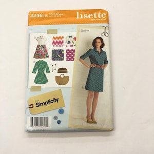 Könnte beinhalten: Ein Schnittmuster für ein Kleid mit Kragen und Gürtel. Das Schnittmuster ist von Simplicity und ist für die Größen 38-40. Das Schnittmuster heißt "Traveler Dress" und ist Teil der Lisette-Kollektion.