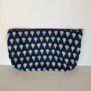 Pochette zippée cousue à la main en coton bleu et blanc OOAK/trousse à maquillage/sac à outils de couture, doublure à rayures roses, fermeture à glissière rouge, 12" x 7" x 2"