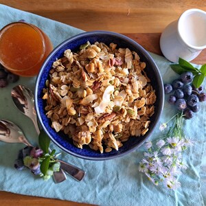 Martin's Homemade Granola – Small Batch Honey & Salt with Pecans, Walnuts, and Pepitas afbeelding 4