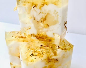 Jabón en barra de glicerina con flor de naranjo y pétalos de caléndula – Jabón hidratante botánico