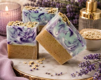 Jabón de avena y lavanda en barra, elaborado artesanalmente mediante proceso en frío, con aceite esencial de lavanda búlgara y diseño botánico.
