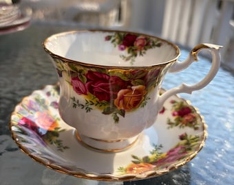 Gorgeous Royal Albert “Old Country Roses” Teacup and Saucer Set