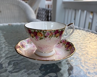 Gorgeous Royal Albert “Old Country Roses- Peach Damask” Teacup and Saucer Set