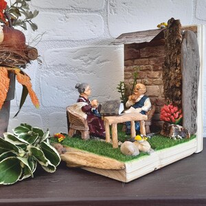 Emballage cadeau argent Bonheur du retraité, diorama miniature avec couple de retraités – idée cadeau originale pour la retraite, la pension ou pour les grands-parents