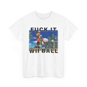 Puede incluir: Una camiseta blanca con un estampado gráfico de una escena de baloncesto con personajes digitales en una cancha con palmeras. El texto FUCK IT WII BALL está impreso en letras mayúsculas negras sobre y bajo la imagen rectangular.