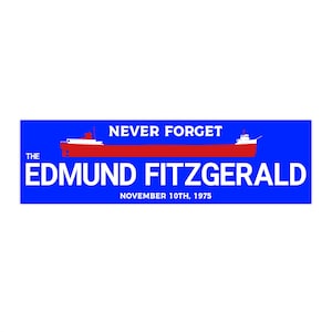 Może przedstawiać: Niebieska prostokątna grafika z napisem "NEVER FORGET" nad ilustracją czerwonego statku. Poniżej tekst "THE EDMUND FITZGERALD" w kolorze białym, z napisem "NOVEMBER 10TH, 1975" poniżej.