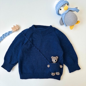 Handgestrickter Pullover aus Merinowolle mit Teddybär – 6–9 Monate – Dunkelblau