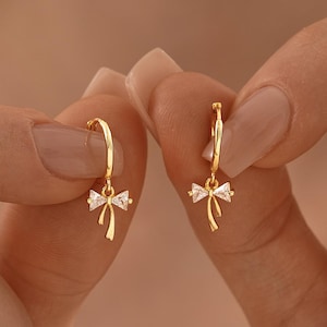 Schleife Huggie Ohrringe, Schleife Ohrringe in Sterling Silber, Zierliche Creolen für Frauen, Geburtstagsgeschenke, Weihnachtsgeschenke für Sie