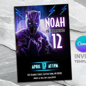 Op de afbeelding: Een verjaardagsuitnodiging met een Black Panther-thema in een paars en blauw kleurenschema. De uitnodiging toont een Black Panther-personage met gloeiende ogen en de tekst "NOAH IS TURNING 12" in wit. De datum en tijd van het feest zijn aangegeven als "APRIL 17 AT 1PM".