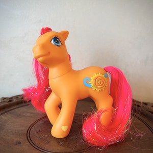 My Little Pony 2003 Seascape Sun Cutie Mark. Fuchsia Hair with Glitter Strands. She&#39;s a Beauty